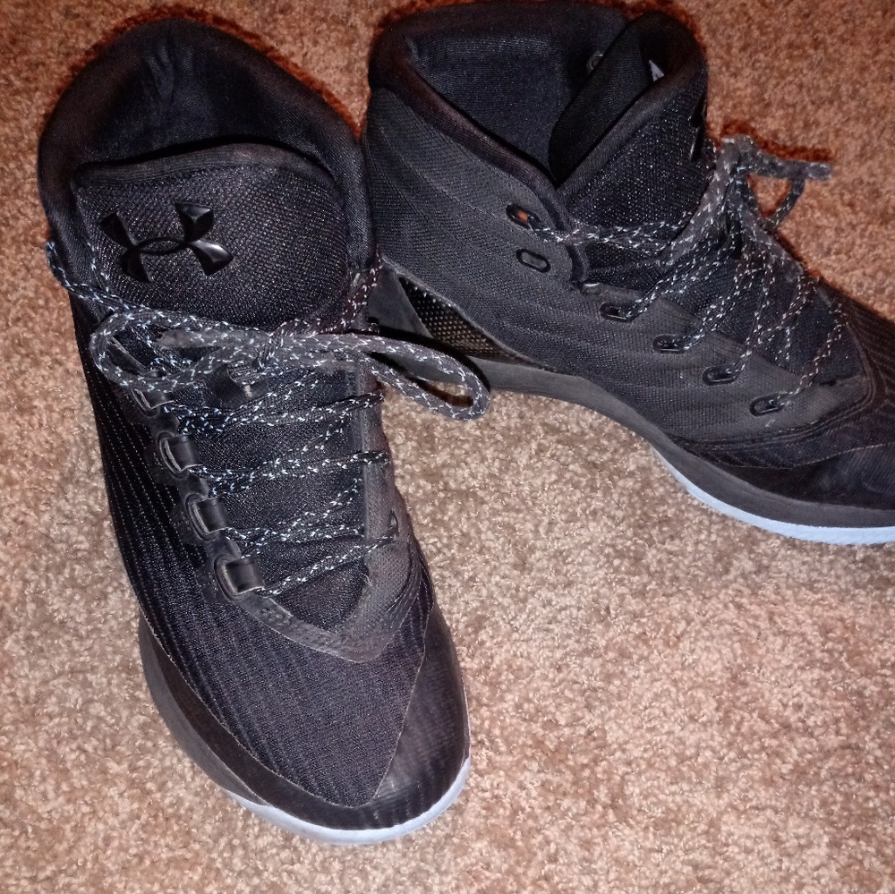 Basketball shoes